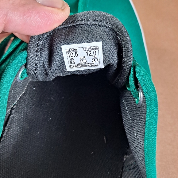 Vans Off The Wall Classics Green/Gum Sole Shoes - Picture 9 of 9